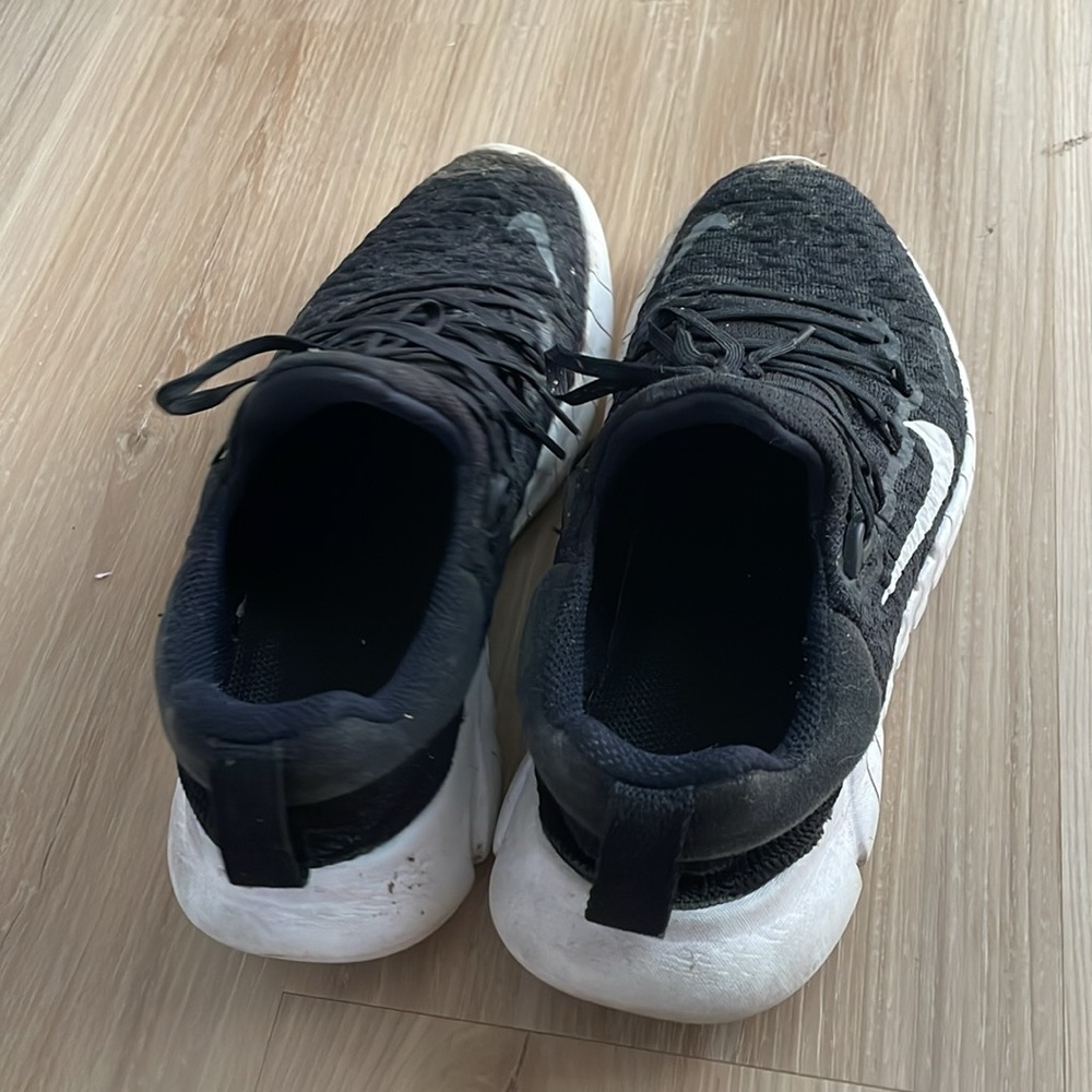 Well worn Nike shoes - Picture 2 of 3